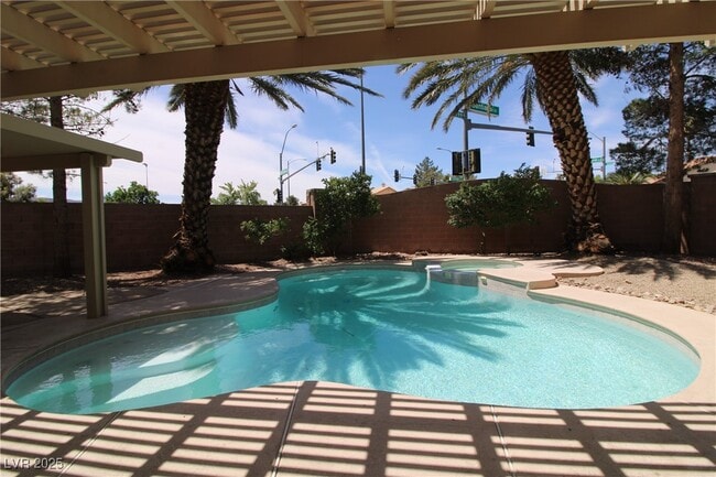 Building Photo - 301 Laguna Glen Dr