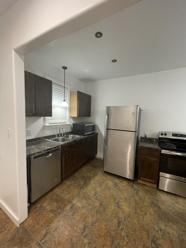 Kitchen: All Appliances Included - 433 N Cypress St