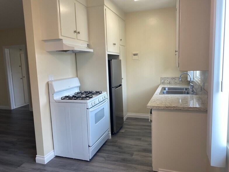 Building Photo - Windsor 526