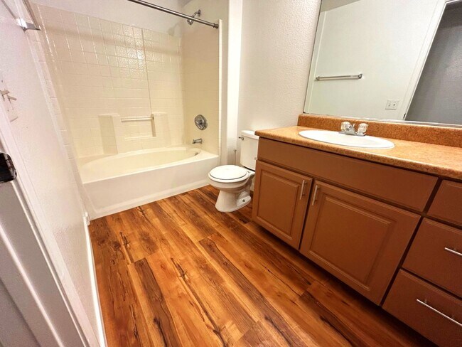 Building Photo - NORTHWEST 2 BEDROOM, 2 BATHROOM CONDO, ALL APPLIANCES INCLUDED!