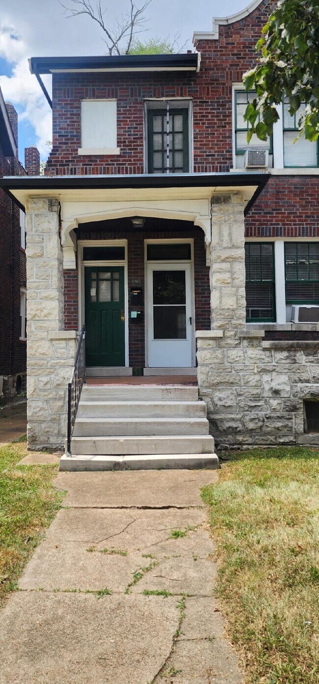 Building Photo - ** MOVE IN SPECIAL** First-Floor Unit with Hardwood Floors & Spacious Living Areas