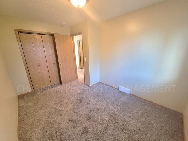 Building Photo - COZY 3 BD, 2 BA HOUSE IN NORTHWEST SIOUX FALLS!