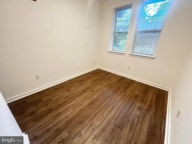 Building Photo - 405 S 42nd St