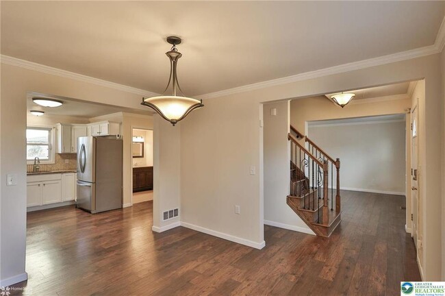 Building Photo - 2811 Kingsview Ave