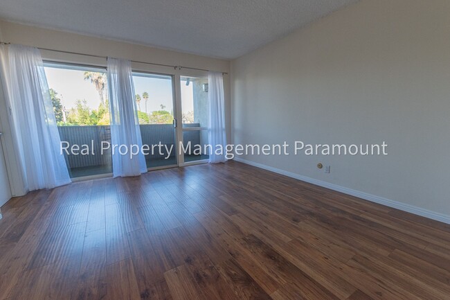 Building Photo - Spacious townhouse in LA