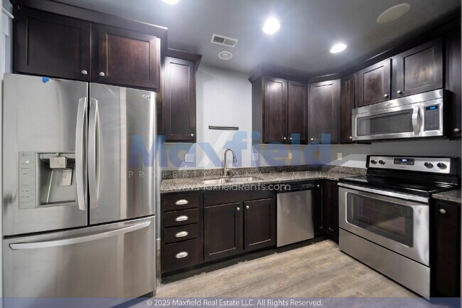 Building Photo - Small Pet Friendly - 3BD 2BTH 2GAR - Center Street/700 W Near TopGolf