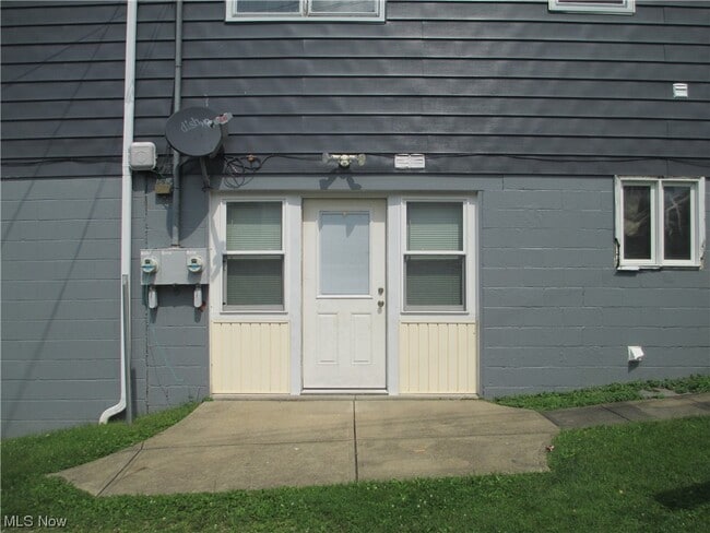 Building Photo - 1913 Creston Rd