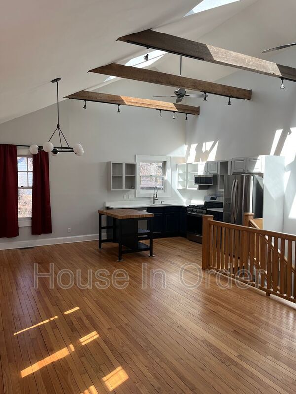 Building Photo - 127 W Chestnut St