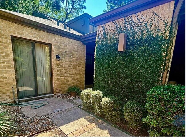 Building Photo - 150 Sugar Berry Cir