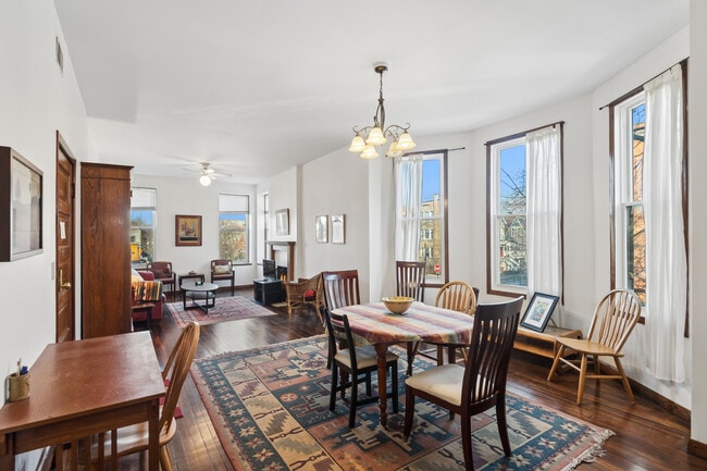 Building Photo - 4057 N Damen Ave