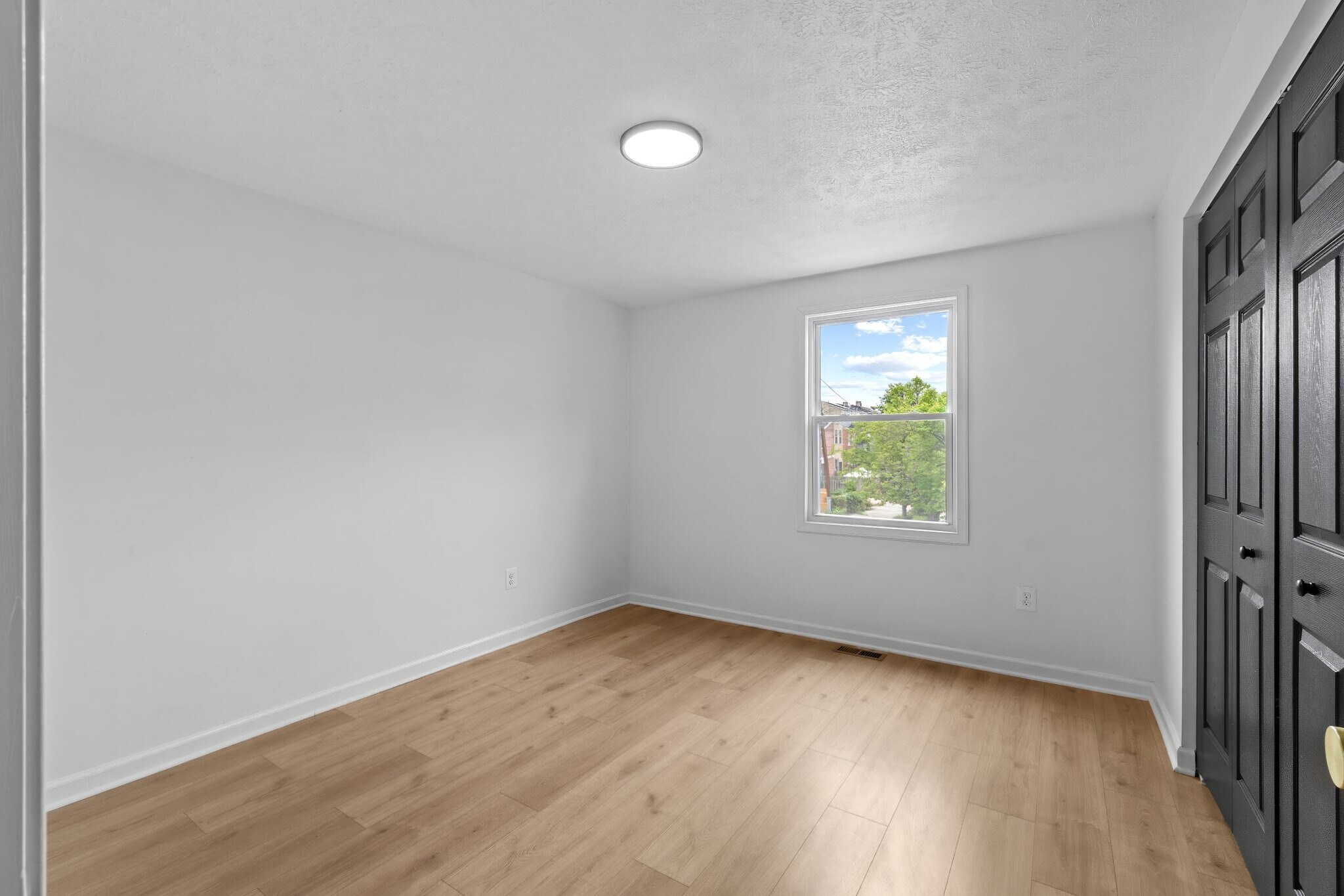 Building Photo - 112 N Schroeder St