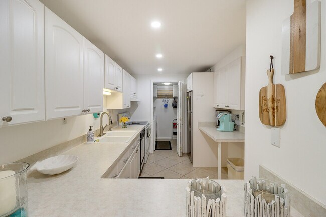 Building Photo - 201 E Ocean Dr