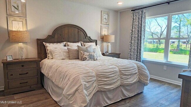 Building Photo - "Charming 3-Bedroom Home with 2 Full Baths...