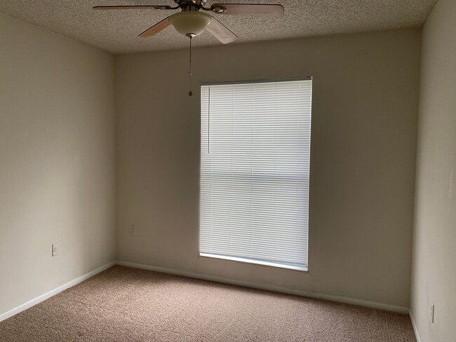 Building Photo - 3 bedroom 1 bath condo near the airport! /...