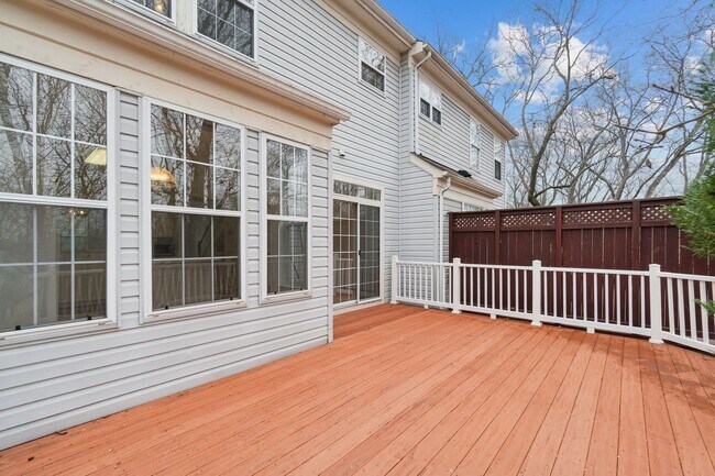 Building Photo - Wonderful Townhome