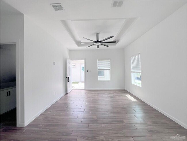 Building Photo - 19 W Woodson Dr
