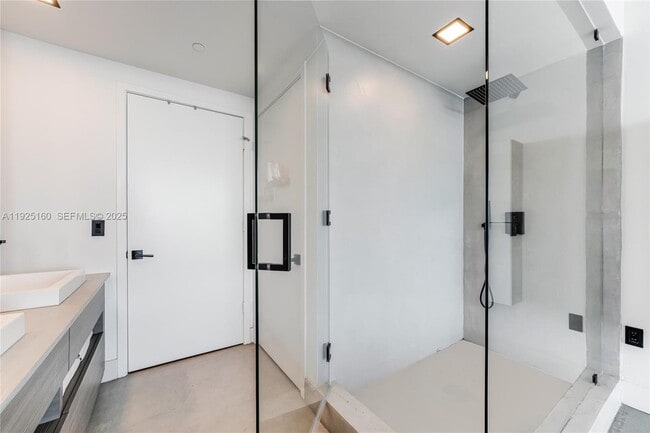 Building Photo - 460 NE 28th St