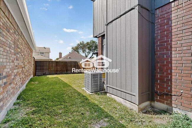 Building Photo - MOVE IN READY Rare Carrollton Home