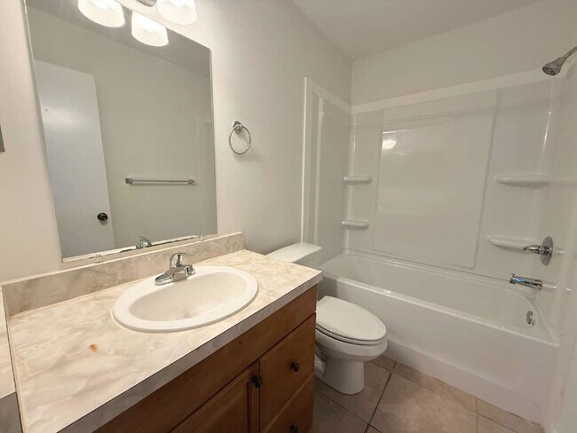 Building Photo - Newly Renovated 1-Bedroom Apartment w/ Water Included!