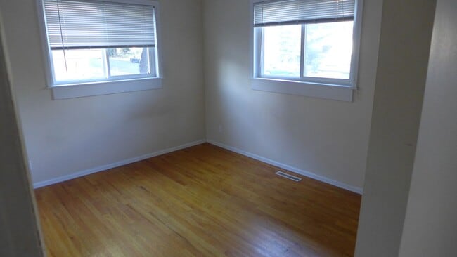 Building Photo - 560 S 40th St