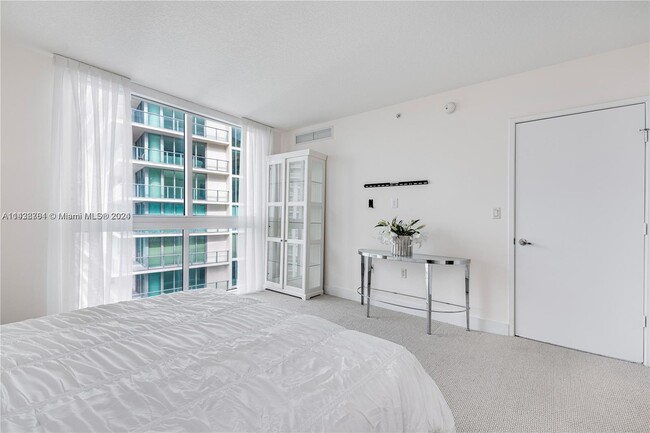 Building Photo - 250 Sunny Isles Blvd