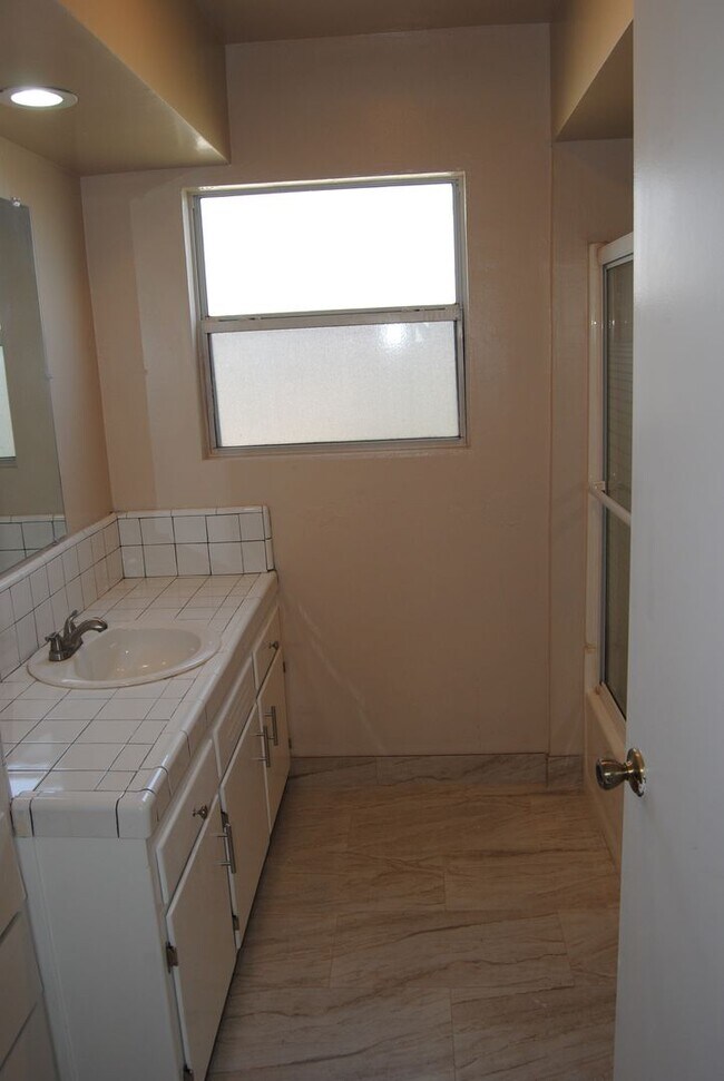 Building Photo - 8817 Butternut Ave