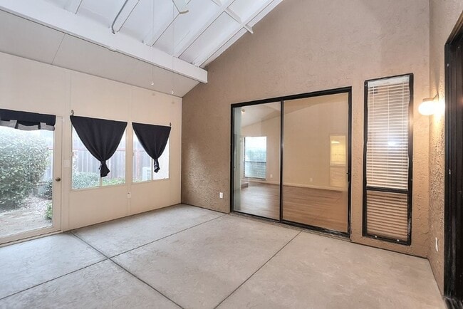 Building Photo - Beautiful corner halfplex available now for rent!