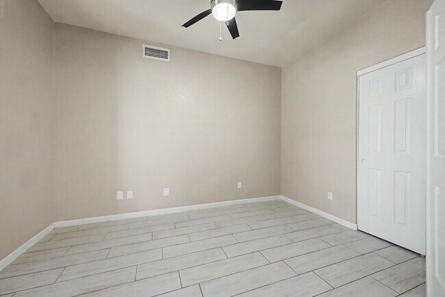 Building Photo - 1331 W Blue Ridge Ct