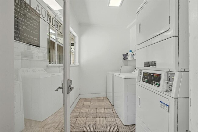 Building Photo - 2401 Winsted Ln