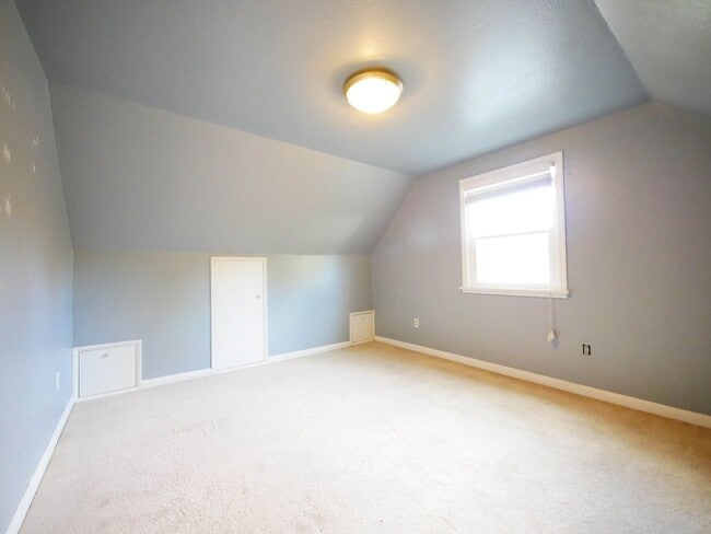 Building Photo - 5 BED & 2.5 BATH SINGLE FAMILY HOUSE FOR RENT