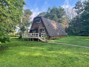 Building Photo - 2 Bedroom, 2 Bath, with Double Garage.