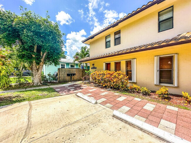 Building Photo - 115 N Palmway