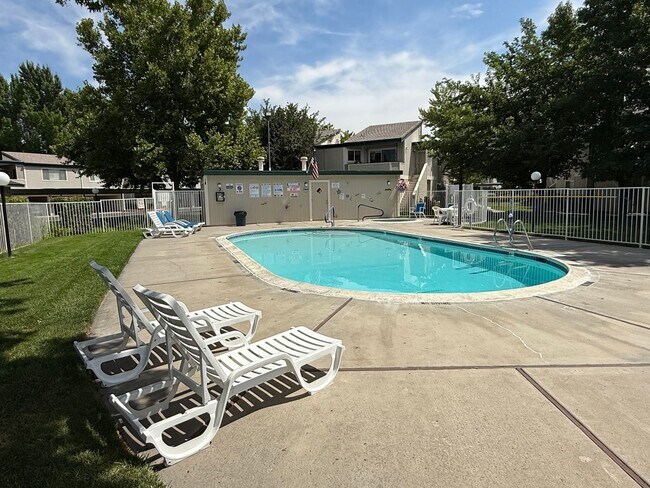 Building Photo - 2402 Sunny Slope Dr