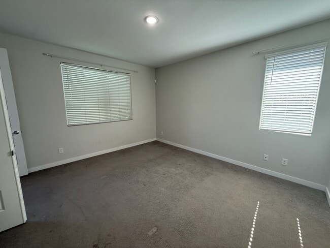 Building Photo - 327 W Tamarack Dr