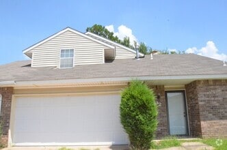 Building Photo - West-side Norman Home