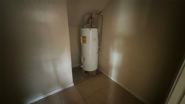 Building Photo - 2155 Hazlitt Dr