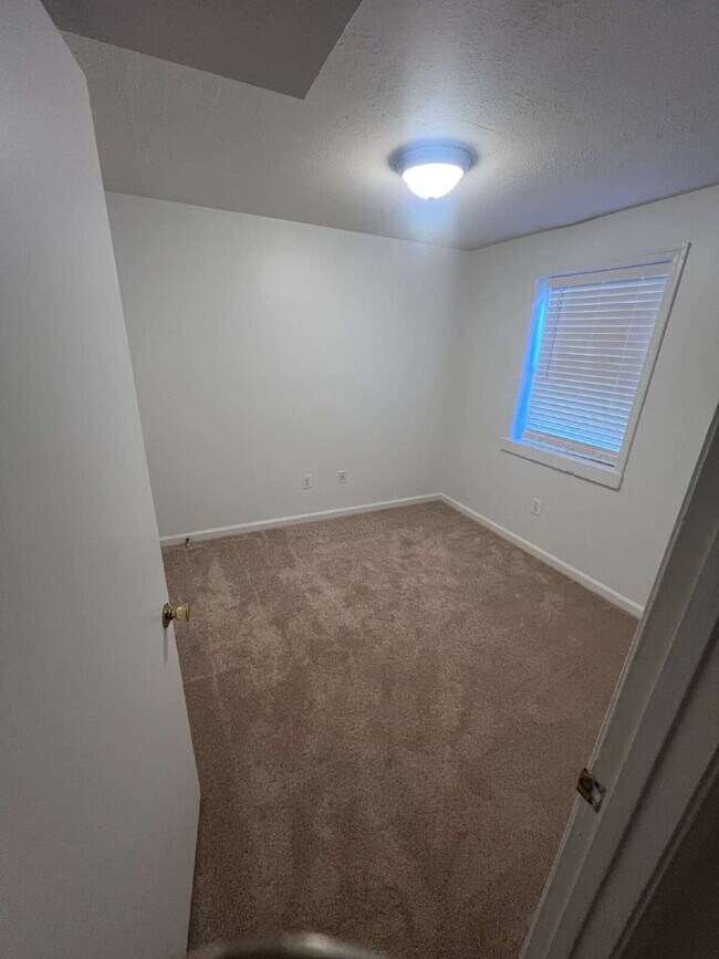 Building Photo - Charming 3-Level Townhome in Prime North Stafford Location