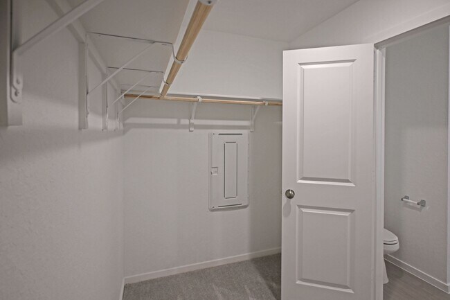 Building Photo - 2407 Shady Grv