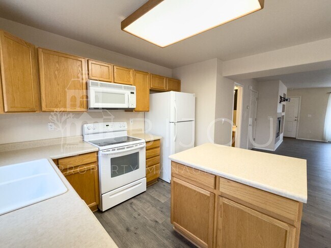 Building Photo - Van Buren Townhome