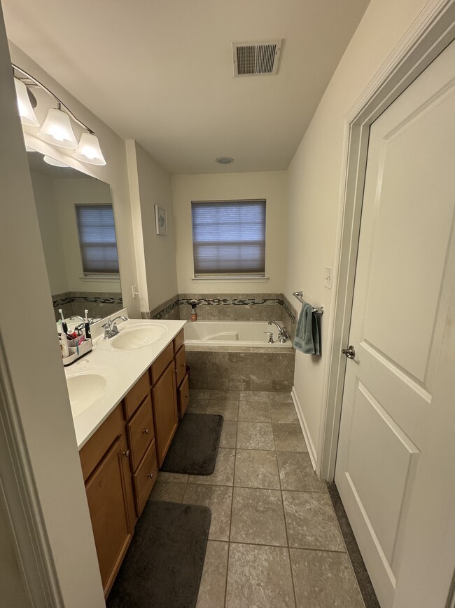 Building Photo - 721 Bender Rd