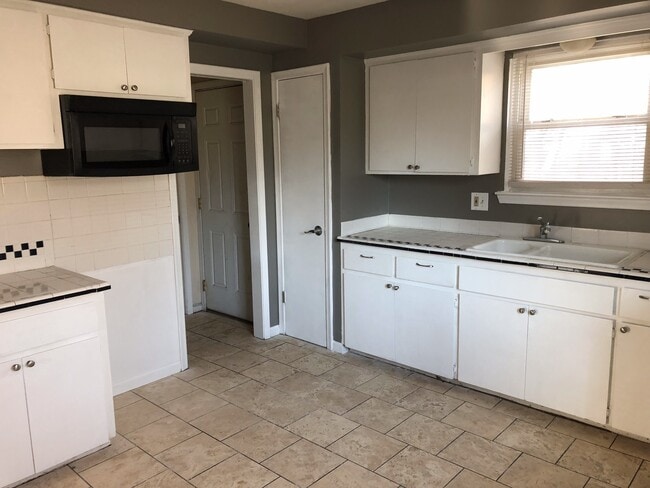 Building Photo - Nice 3bdr/2ba Ranch