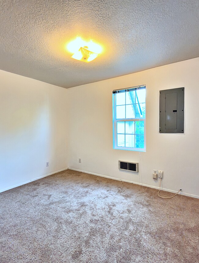 Building Photo - 905 NE 94th Ave