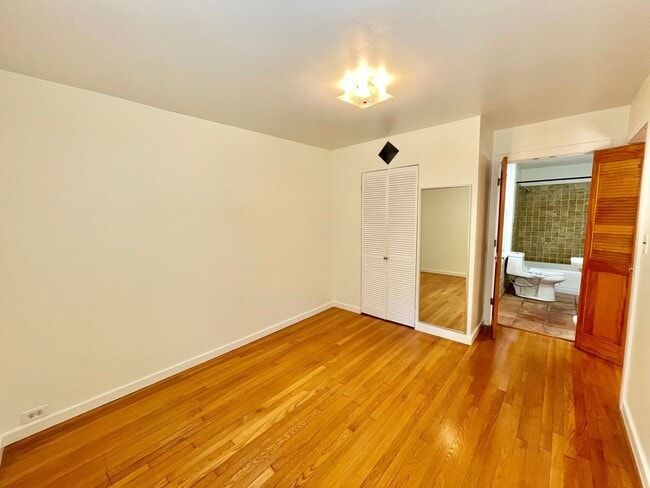 Building Photo - 1BR/1BA Garden Apartment! Laundry! Storage...