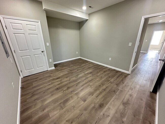 Building Photo - Whittier 4