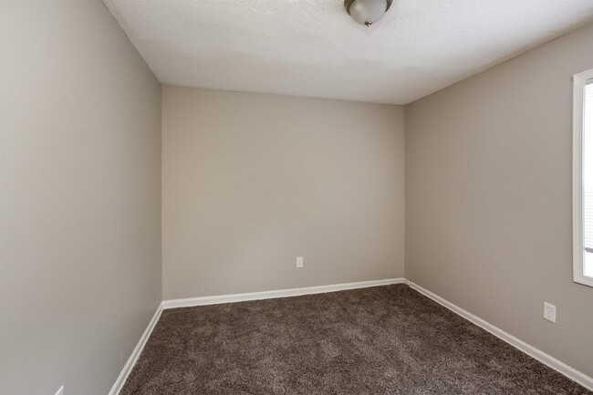 Building Photo - 2999 Morningview Dr