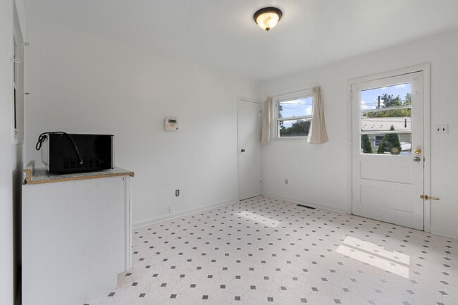 Building Photo - 18 John Collins Cir