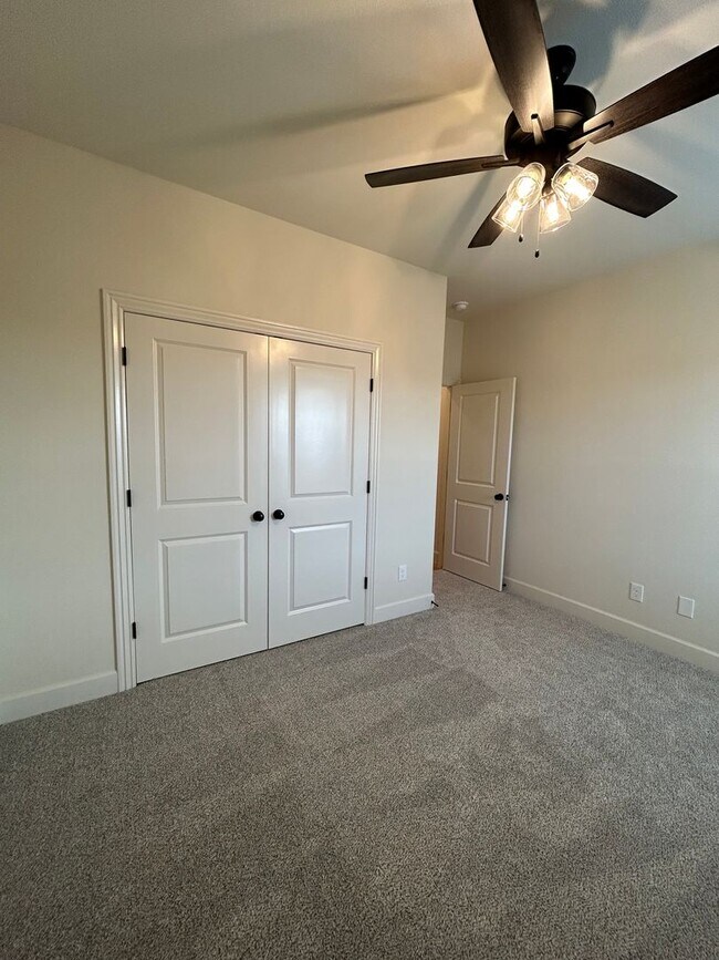 Building Photo - Beautiful Modern Home in Pea Ridge!