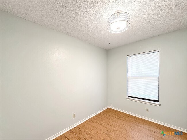 Building Photo - 776 Lookout Dr
