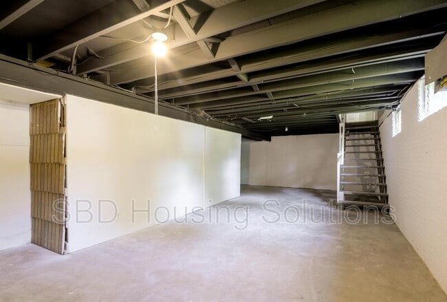 Building Photo - 18304 E 18th St N