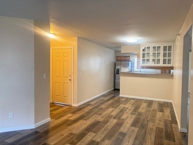 Building Photo - Remodeled Ground Floor 2 Bed Condo Ready for Move In